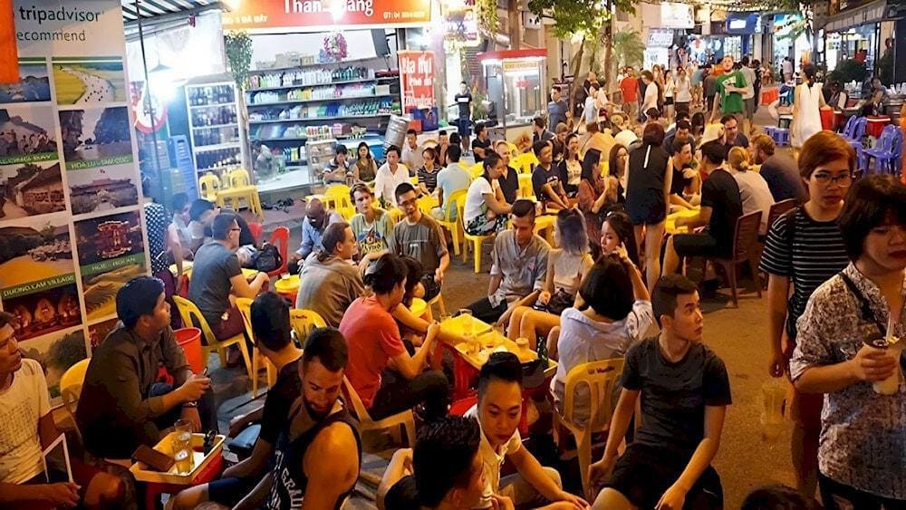 Tong Duy Tan can be quite busy, especially in the evening, so be prepared for large crowds